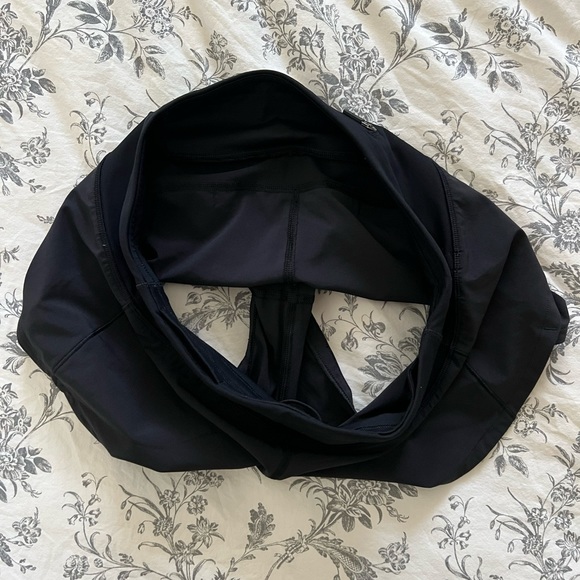 [SOLD] Lululemon Speed Up Shorts 2.5” Black - Picture 4 of 5